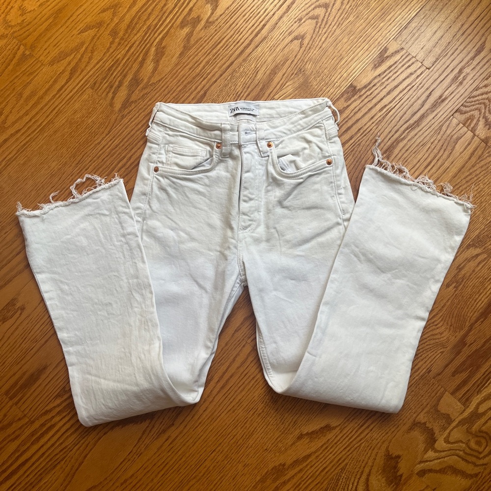 zara size 2 white skinny jean with distressed bottoms